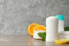 在灰色背景上使用体香剂，文字空间