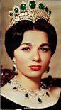 #摩登旧时光# 风华绝代的伊朗“末代王妃” Farah Pahlavi，1967-1979年间加冕王后身份，一度在王室里地位仅次于她的国王丈夫。可惜美人命运多舛，政权被伊斯兰革命推翻之后，全家人开始海外流亡生涯，流离多个国家避难，生活窘迫甚至要靠变卖首饰度日，晚年更是经历了女儿和儿子先后自杀的丧子之痛。 ​​​​