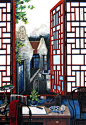 现代重彩画家李守白作品 ——《上海石库门》系列
对于李守白来说，画老上海不是职业之需，而是一种内心情感的自然流露和表达。为此，他就能不惜自己时光和生命流逝，去追寻、去创造一个“有意味的形式” 。他会精准精细地展示石库门红黑相间的砖墙，大门和墙体之间的结构，窗框形态各异的图案，玻璃色彩的千变万化，还有打开的窗台前一捧花的摆放，一块打结的窗帘的垂吊。这些来自于他的敏锐观察，更来自他内心情感倾诉的需求。