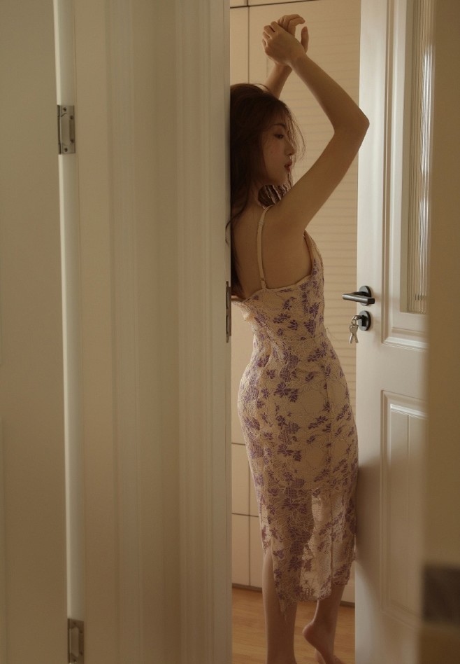 港风长卷发美眉曼妙身材昏暗闺房销魂图片(...