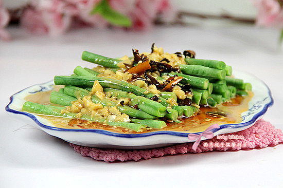 麻辣豇豆
1、准备好所有食材
2、豇...