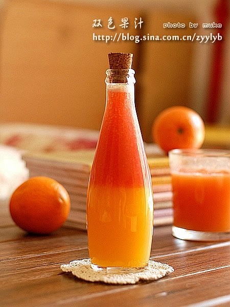 【双色果汁】 1.材料：橙子，草莓 2....