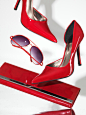 眼镜,明亮,衣服,外衣,鞋子_125979264_Stylish red high heel stiletto shoes sunglasses and a clutch hand bag falling on metal surface with white background behind_创意图片_Getty Images China