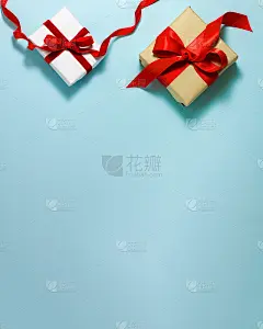 两个白色的棕色纸礼品盒与红色缎子丝带蝴蝶结和快乐的生日标志在蓝色的背景上。圣诞假期爸爸妈妈情人节fl