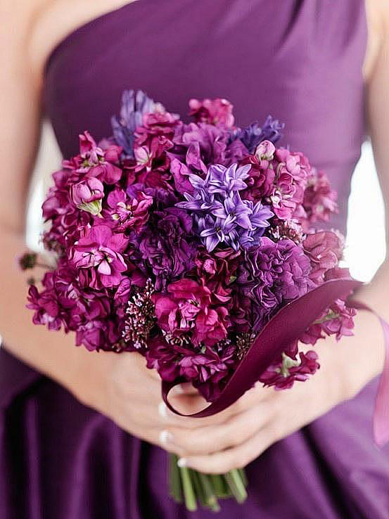 不同花材打造的紫色婚礼手捧花 瞬间让你化...