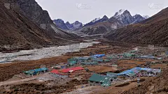 夏尔巴人小村庄费里切(海拔3840米)的空中全景图，位于尼泊尔喜马拉雅山脉的一个河谷，有河床和积雪覆