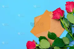 玫瑰花束和信封俯视图