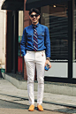 Mutnam深蓝色牛仔衬衫+白色休闲九分裤+Mutnam橘色磨砂豆豆鞋+深蓝色条纹领带+黑色太阳镜