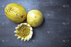灰色背景上的百香果，从上面看，免费区域进行编辑。