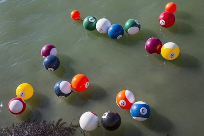 【美陈装置】威尼斯海面浮现巨型彩色桌球装...