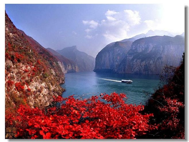 山环水抱 秀逸三峡
 三峡是万里长江一段...
