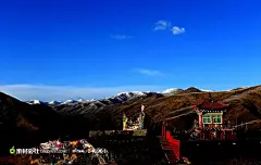 蓝天下的高山与美丽风景高清摄影桌面壁纸图片素材