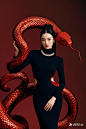 大师级构图，景深，人物肖像，大气磅礴，东方女性，气场全开，完美五官，时尚紧身裙，华丽的背景，红色金属蛇，高清