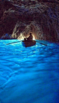 The Blue Grotto, Capri, Italy。意大利卡普里岛的蓝洞。卡普里岛的最有名的地方是三巨石和蓝洞。乘坐小船才可以到达蓝洞这个千年海水侵蚀形成的悬崖蓝洞，洞内由于光线反射，整个海水呈现通透的蓝色，神奇而壮观令人震撼。 #国外# #景点# #城市#