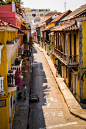 Cartagena,Colombia。哥伦比亚卡塔赫纳。卡塔赫纳位于碧波浩淼的加勒比海南端，它是哥伦比亚北方重要的港口，也是闻名遐迩的游览胜地。卡塔赫纳是哥伦比亚北部港口，玻利瓦尔省首府。该城市的古城堡、古教堂闻名于世。卡塔赫纳始建于1533年，系哥伦比亚古城之一，16世纪中期为西班牙殖民者掠夺南美金银财富的转运港和奴隶市场。17世纪初曾为拉美的第三大城市，以后逐渐衰落。1917年以后，随着马格达莱纳河流域油田的开发再度繁荣。 #美景# #街景##小镇##哥伦比亚#