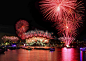 悉尼是世界大城市之一，在新年期间，它同样是照亮澳大利亚天空的第一个城市。在标志性的悉尼海港大桥和歌剧院，数以百万计的人们聚集在港口仰望夺目而绚烂的火花。在仲夏夜时分，舒服的海风和璀璨绽放的烟火，那个时候的幸福应该是无以言表的。