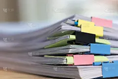 关闭堆积的文件。成堆的未完成的作业堆放在档案里，桌上放着五颜六色的活页夹和回形针等着被管理和检查。教