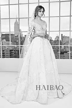 海报时尚网带你走进2018春夏婚纱周：祖海·慕拉 (Zuhair Murad)2018春夏婚纱系列，斑驳刺绣蕾丝！