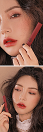 3CE SLIM VELVET LIP COLOR #FLUFFY RED : 장밋빛에서 시작해 각도에 따라 오묘하게 드러나는 매력적인 옐로쉬 레드