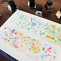 鋼筆墨水新玩法，和喵星達一起來製作墨水郵票吧！| 一起來手繪  | 妞書房 | 妞新聞 niusnews : 今天用鋼筆墨水來畫圖！家裡收藏了很多鋼筆墨水，不過都太大罐很難用完～墨水除了用來寫字，也可以玩色彩暈染，今天要和大家分享的是簡單的色塊暈染， 手繪、手帳、水彩、插畫、喵星達
