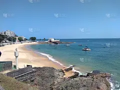 鸟瞰图的海岸海滩在巴西东北部。萨尔瓦多，巴伊亚，巴西伟大的风景。热带风景。天堂的海滩。风景优美的风景