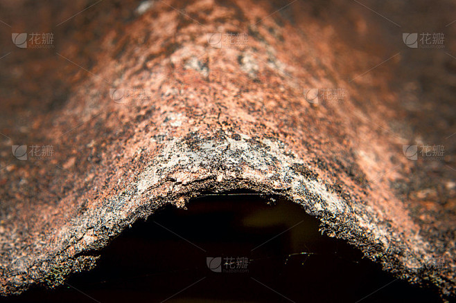 又旧又危险的石棉屋顶。环境中的石棉粉尘。健康问题。