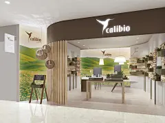 calibio - brand shop design &amp; advertisment : Calibio/品牌全案美國加州純植物天然護膚品牌Calibio，一個源自美國加州的天然護膚品牌，倡導陽光樂活的生活方式。針對店鋪和櫃檯的設計，念相需要為品牌找到一個可以讓消費者產生代入感的場景化主題。經過與品牌方的深入討論，我們給出的關鍵詞是：｜天然｜溫暖｜安心｜開放｜｜舶來品｜加州印記｜易於親近｜設計的過程是如何精準的把這些抽象的詞彙轉換成精彩的視覺語言。“天然”的視覺轉化：適量運用植物元素。1.櫃檯內部