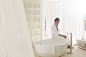 女子卡亚图像上运行500px的现代浴室洗澡