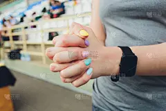 女人的手。手指和五彩指甲，修指甲。美丽的女性的手。长指甲五彩缤纷的。