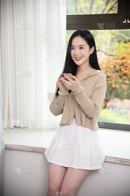 美丽的亚洲女人触摸柔软的脸颊微笑干净和新鲜的皮肤幸福和愉快的积极的情绪隔离在白色的背景美丽和化_美女自拍