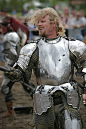 一个穿着现代制作的中世纪风格板甲的演员。