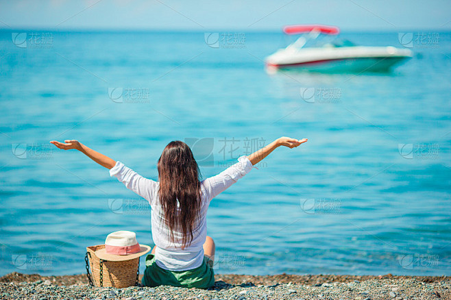 年轻漂亮的女人在海滩上休息