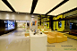 【One2free 香港旗舰店】Clifton Leung 设计，位于香港旺角。设计师应用现代Loft理念，融入多种设计元素，反映年轻一代都市的生活方式。htt — 人人小站