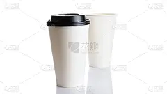 白色纸杯热咖啡与黑色盖孤立在白色背景。外卖空白小茶杯为您设计文字或品牌横幅。