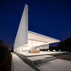 印际 - Fran Silvestre x Hofmann House : Fran Silvestre 完成了位于西班牙瓦伦西亚的一座花园住宅Hofmann House。整齐的景观被花园所环绕，一个细长的地块，可以远眺大海，微风拂面。这是这个故事的搜寻和幸运起点。项目由三个要素组成。在地面的纵向上呈“ T”形的挤压覆盖物是其中占据空间的框架。这种几何形状让人感觉到海洋，保护自己免受窥视，并拥有无邻居的生活感。它有助于在夏季控制南部的阳光，并在冬季通过。宜人的屋顶成为享受整个土地表面的一种享受者。