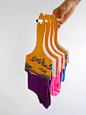 笔刷型的袜子包装 Socksraw
设计师 leejiye 设计的这款袜子的包装纸长得跟笔刷一样，Socksraw 是袜子和画的组合单词， 五颜六色的袜子就跟画笔一样丰富你的生活，多美妙。