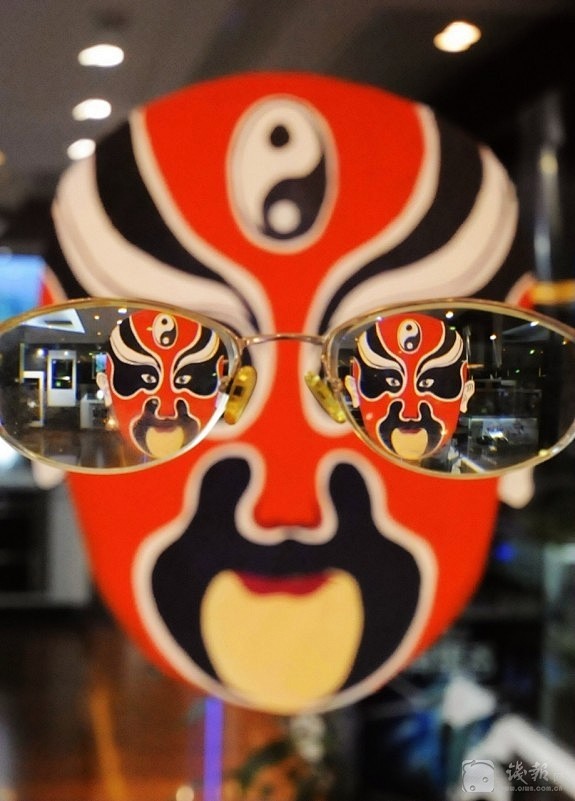 在c座发现一幅京剧的大脸谱画在橱窗玻璃门上好奇心促使俺给它装上