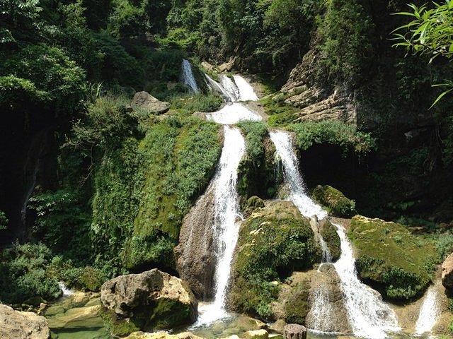 拉滩瀑布位于尧所河上，瀑布呈>型，落差近...