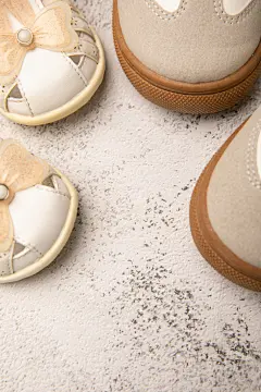 蝴蝶结凉鞋灰白休闲鞋童鞋儿童用品摄影图