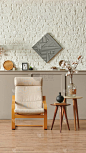 装饰现代家居风格与家具扶手椅，棕色和白色砖墙装饰招贴画风格。垂直的内部._5689653085