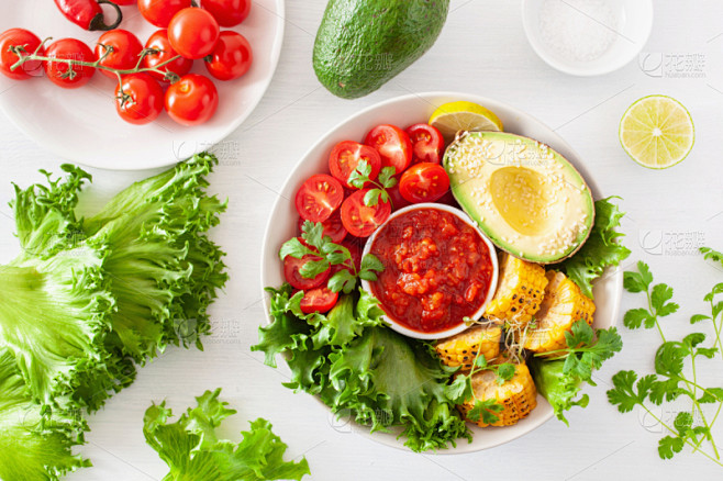 素食辣酱西红柿甜玉米碗健康食物鳄梨佛蔬菜挪威