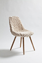 奥地利设计师 Hans Sapperlot 的这些羊毛编织家居用品，有椅子、地毯、灯罩等，它们可防水，并且柔软无比。它们的外形可爱、亲切，又很时尚。 