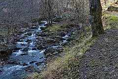 壮丽的风景与山河维特流动在秋季森林苔藓岩石和巨石附近Teteven镇，巴尔干山脉