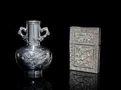 约1880年 银龙纹小瓶 二十世纪初 银丝葡萄纹名片盒 - ASIAN ART - Artcurial2016亚洲艺术品秋季拍卖会 - 拍卖结果 | 艺度拍卖网