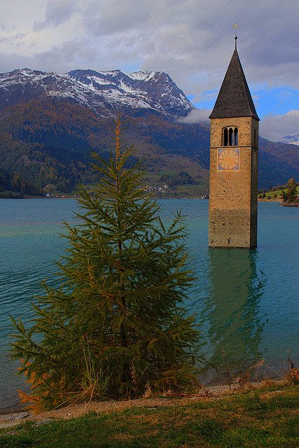 比尔塔钟楼在Lago di Resia，...