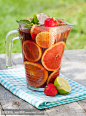 清爽的水果桑格利亚
Refreshing fruit sangria (punch)