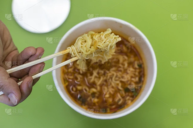 用筷子吃方便面。杯面。杯拉面素材-花瓣网