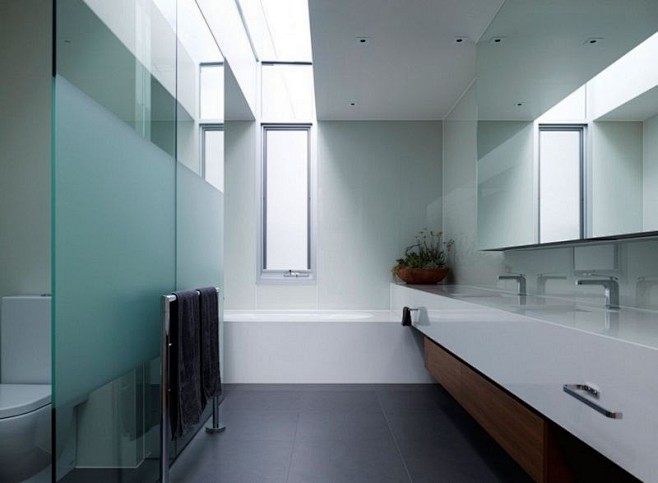 卫生间 黑白点缀的瓷砖很漂亮的 现代简约...