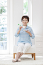 人,饮食,休闲装,饮料,椅子_511589951_Woman Drinking Tea_创意图片_Getty Images China