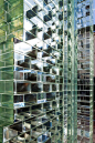玻璃砖的美, 永不过时 : 玻璃砖设计 Glass Blocks 玻璃砖在空间设计中通常作为隔断、屏风，它半透明的效果保证了私密，同时也能用来装饰遮隔和分割空间。 玻璃砖的结构隔音性、通透性相当好，又非常结实，所以也很适合作为建筑的外墙建材。 